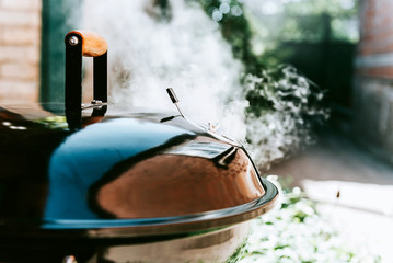 grill with closed lid smoke