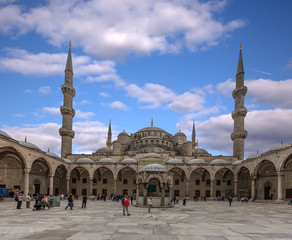 Fototapeta na wymiar Aufnahme der SUltan Ahmet Moschee aus dem Innenhof fotografiert tagsüber aus Bodenperspektive im Mai 2016