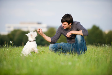 Mann gibt seinem Hund eine Belohnung