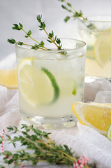 Cocktail-Jin, lime juice and thyme