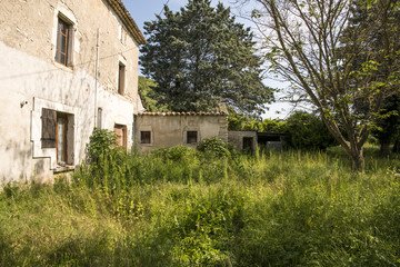 Fototapeta na wymiar old ruined stone house in a green field