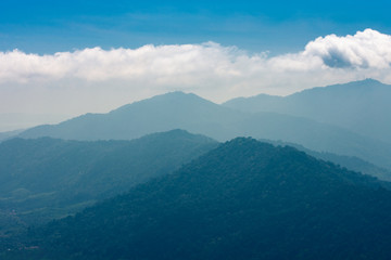 Obraz premium Tropical green mountains at morning in fog