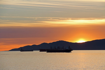 Sonnenuntergang hinter den Bergen in der Bucht vor Vancouver