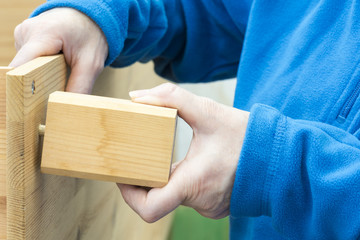 Carpintero coloca la pata de un mueble de madera