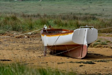 Embarcation échouée dans un cimetière de bateaux