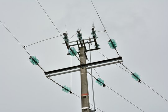 Isolateurs et cables sur un poteau &eacute;lectrique