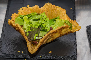 Käseschiffchen mit Salat