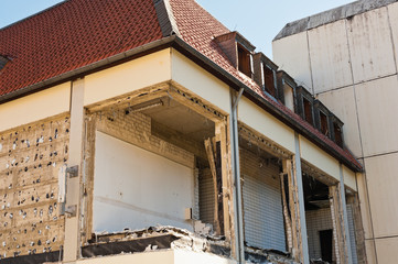 Fototapeta na wymiar Ein Gebäude wird zerlegt und abgerissen