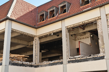 Ein Gebäude wird zerlegt und abgerissen