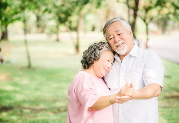 Obraz premium senior Asian couple dancing in the park