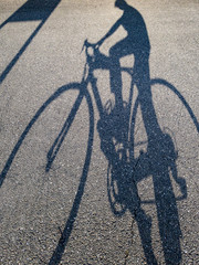 影　自転車　アスファルト　道路