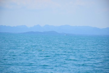Obraz premium The sea is blue and the Mountain, the sea background