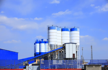 Concrete mixing tower