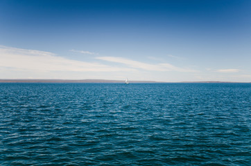 Obraz premium Sail boat in the middle of the lake