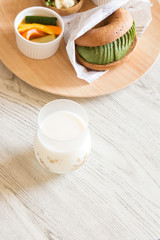 朝食 ベーグルサンド ミルク