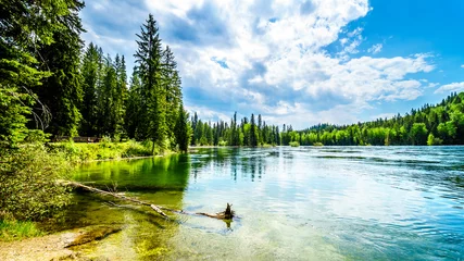 Deurstickers Meer Clearwater Lake in Wells Gray Provincial Park, Brits-Columbia, Canada. Het meer ligt hoog in de Cariboo Mountains en voedt de Clearwater River en vervolgens de Thompson River
