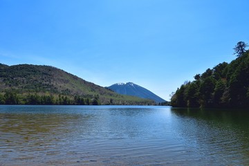 春の湯ノ湖の情景