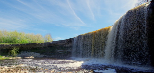 Obraz premium Wodospad Jägala na rzece o tej samej nazwie w pobliżu ujścia do morza bałtyckiego