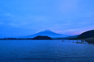 茜色に染まる西の空と富士山