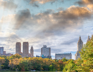 Obraz premium Jezioro Central Park z odbiciami w sezonie liściastym, Manhattan, Nowy Jork