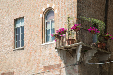 Fototapeta na wymiar Mantova, scorcio del palazzo vescovile piazza sordello
