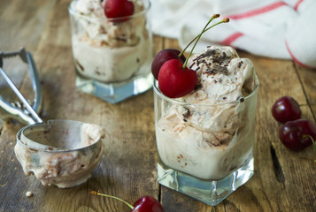 Vanilla ice cream with chocolate chips in a glass