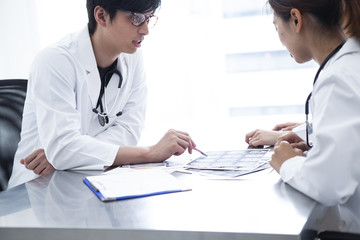若手医師たちが手術の打ち合わせをしている