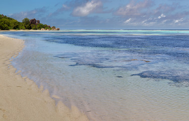Einsamer Strand auf La Digue, Seychellen.