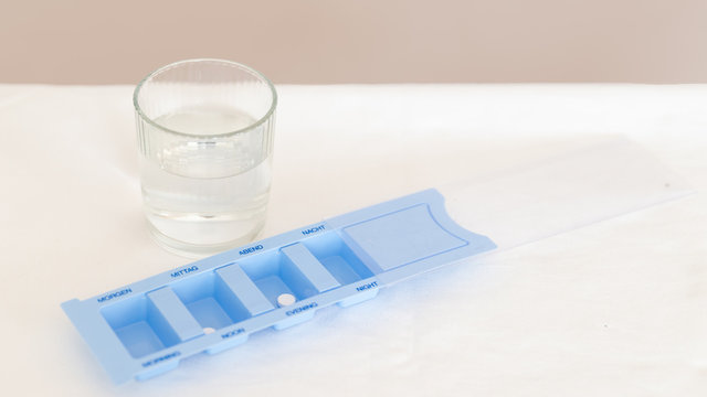 Medikamenten Wochenplan Glas Wasser, Krankheit, Krankenhaus, virus