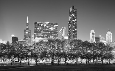 Fototapeta premium Black and white picture of Chicago skyline at night, USA.