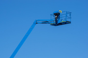 Construction hoist with telescopic boom