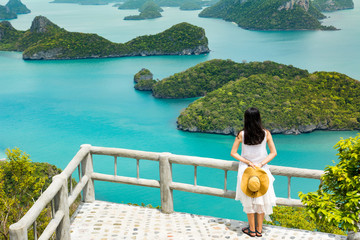 Obraz premium Woman facing stunning view at small islands in Thailand