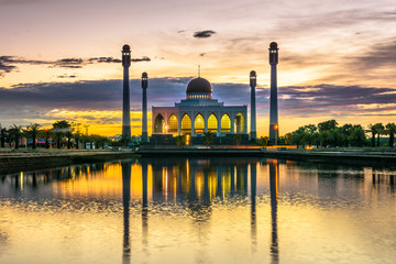 Fototapeta na wymiar Beautiful sunset of Central Songkhla Mosque, Thailand