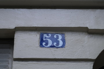 Numéro 53, plaque de numéro de rue sur façade d'immeuble. 