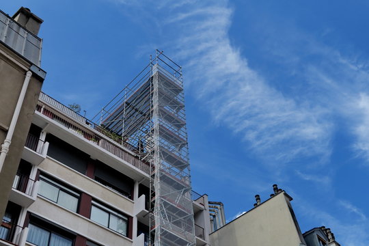 Échafaudage métallique le long d'un immeuble, ciel bleu