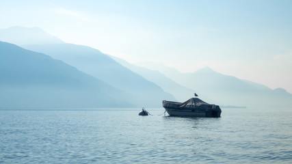 einzelnes Boot auf dem Comer See
