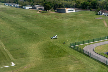 vue aérienne de l'aérodrome des Mureaux dans les Yvelines en France