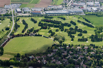 vue aérienne du golf de Villennes sur Seine dans les Yvelines en France