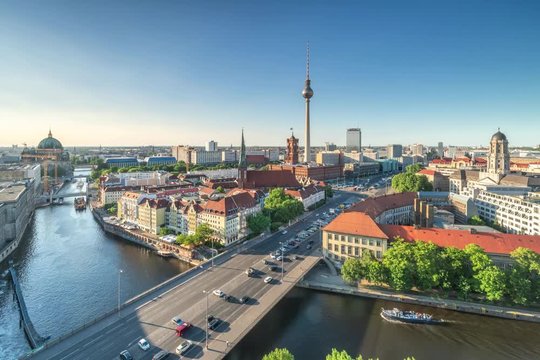 Berlin Zeitraffer Video im Sommer mit Blick auf den Fernsehturm und die Spree