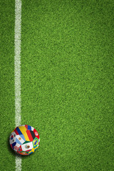 Fußball auf Rasen / Spielfeld mit Länderflaggen