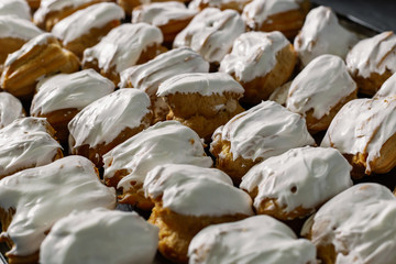 Cakes on a spacing in large quantities.