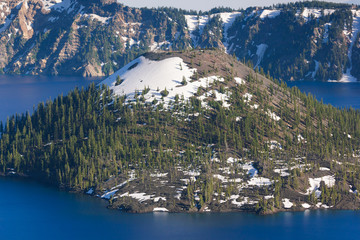 July 2017 : Wizard Island viewed from the north rim of the Crater Lake, Oregon, USA