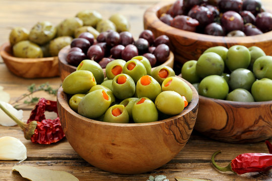 Fototapeta  olive miste su sfondo rustico
