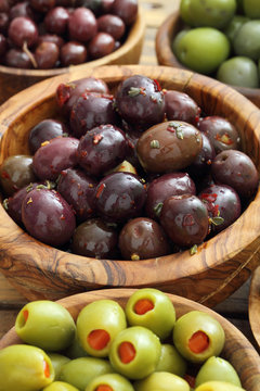  olive miste su sfondo rustico
