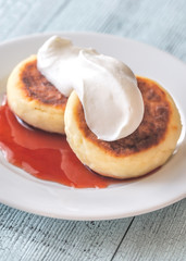 Cottage cheese patties with whipped cream