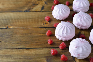 Fototapeta na wymiar Marshmallow with raspberries