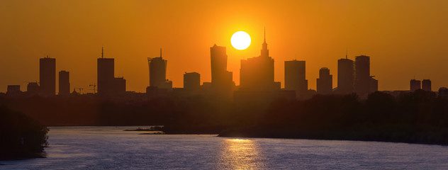 Obraz na płótnie Canvas Panorama Warszawy na tle zachodzącego słońca