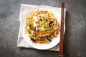 stir-fried yakisoba noodle with vegetable