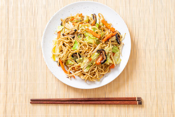 stir-fried yakisoba noodle with vegetable