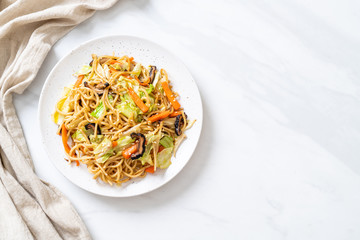 stir-fried yakisoba noodle with vegetable